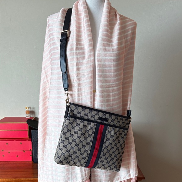 Gucci Handbags - Gucci GG Supreme Sherry Line Messenger Bag